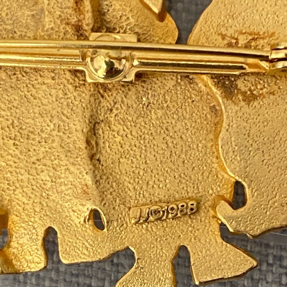 JJ COW pin. Gold tone. VG used condition. - Picture 5 of 6